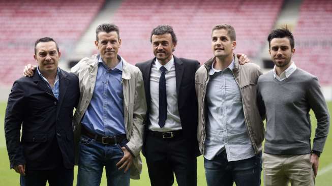 Pelatih baru Barcelona Luis Enrique Martinez (tengah) berpose dengan staffnya Juan Carlos Unzue (kedua dari kiri), Robert Moreno (kedua kanan), Rafael Pol (kanan) and Joaquin Valdes (kiri) di Camp Nou. (Reuters/Albert Gea) 