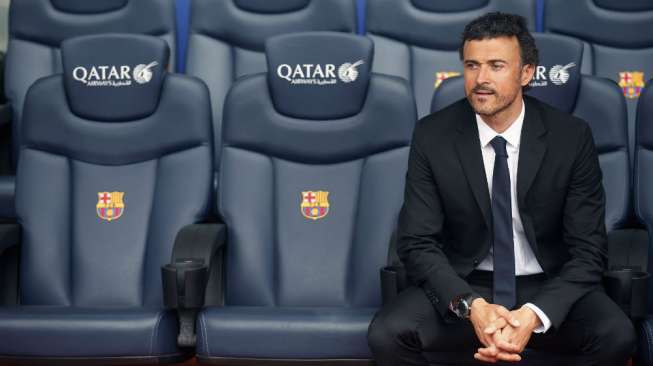 Luis Enrique Martinez berpose di Camp Nou setelah menekan kontrak selama dua tahun sebagai pelatih baru Barcelona. (Reuters/Albert Gea)