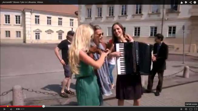 Video: Vokalis Aerosmith, Steven Tyler 'Nyanyi' Bareng Pengamen di Lithuania