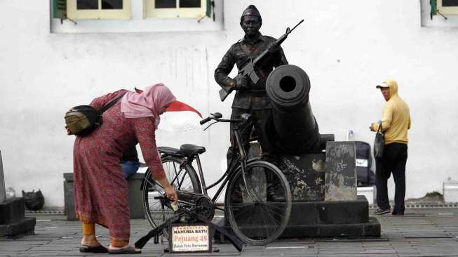 Manusia Batu di depan musium Fatahillah Jakarta. [suara.com/Adrian Mahakam]