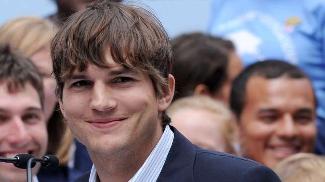 Nantikan Kelahiran Anak, Ashton Kutcher Keranjingan "Motor Cross"