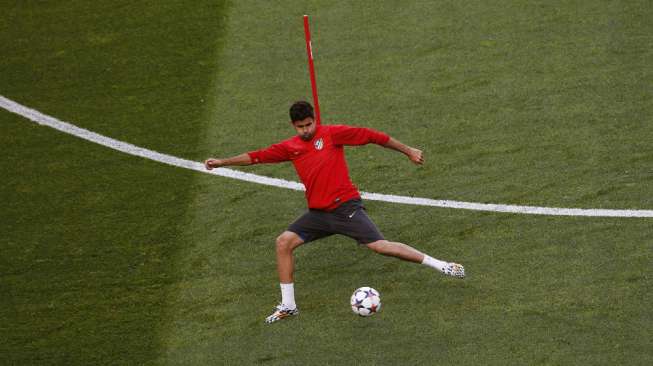 Striker Atletico Madrid Diego Costa menendang bola saat latihan di Stadion Da Luz. (REUTERS/Sergio Perez)    