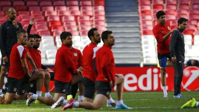 Diego Costa sedang melakukan pemanasan untuk mengikuti sesi latihan terakhir di Stadium Da Luz setelah sempat dibekap cedera hamstring. (Reuters/Kai Pfaffenbach) 