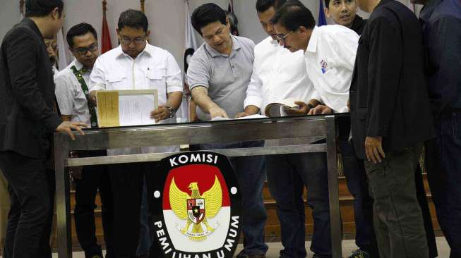 Penyerahan hasil verifikasi berkas bakal pasangan calon peserta Pemilu Presiden dan Wakil Presiden tahun 2014 di Ruang Sidang Utama KPU Jakarta, Sabtu (24/5). [suara.com/Adrian Mahakam]