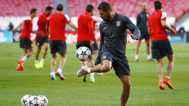 Sesi latihan Atletico Madrid di Luz Stadium, Lisbon, Jumat (23/5). [Reuters/Kai Pfaffenbach]   