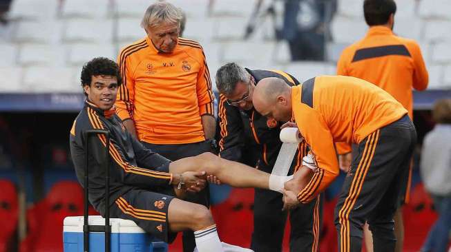 Sesi latihan Real Madrid di Luz Stadium, Lisbon, Jumat (23/5). [Reuters/Paul Hanna]   