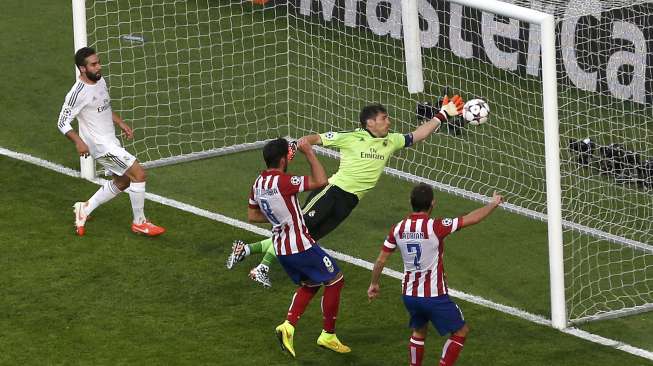 Tandukkan Diego Godin gagal diantisipasi Casillas [Reuters/Paul Hanna]