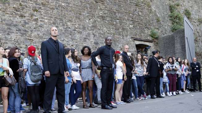 Masyarakat menunggu tamu tiba di Fort Belvedere, tempat Kim Kardashian dan Kanye West merayakan pernikahan di Florence, Italia, Sabtu (24/5/2014). (Reuters/Alessandro Garofalo)