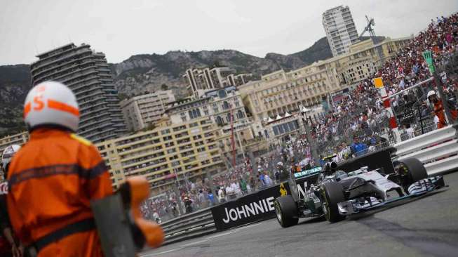 Pebalap Mercedes Formula 1, Nico Rosberg menjuarai Grand Prix F1 Monaco di Monaco, Minggu (25/5). [Reuters/Max Rossi]