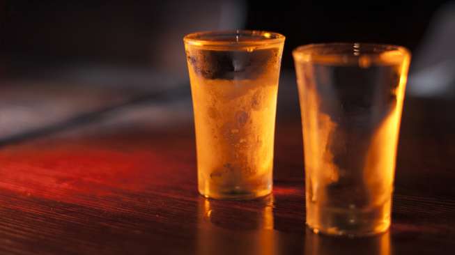 Oplos Minuman Alkohol Vodka dan Whisky Ratusan Botol, Warga Palembang Ditahan