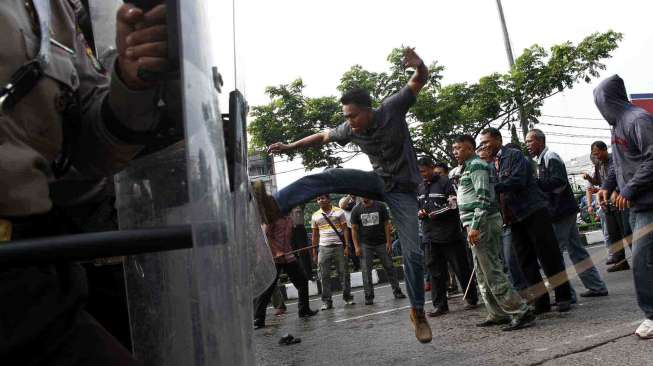Simulasi Sispamkota menjelang pemilu presiden 2014 di Jalan Margonda Raya Depok, Selasa (27/5). [suara.com/Adrian Mahakam]