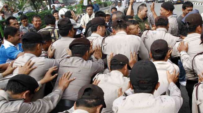 Simulasi Sispamkota menjelang pemilu presiden 2014 di Jalan Margonda Raya Depok, Selasa (27/5). [suara.com/Adrian Mahakam]