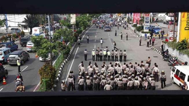 Simulasi Sispamkota menjelang pemilu presiden 2014 di Jalan Margonda Raya Depok, Selasa (27/5). [suara.com/Adrian Mahakam]