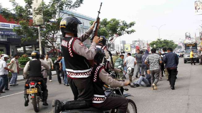 Simulasi Sispamkota menjelang pemilu presiden 2014 di Jalan Margonda Raya Depok, Selasa (27/5). [suara.com/Adrian Mahakam]