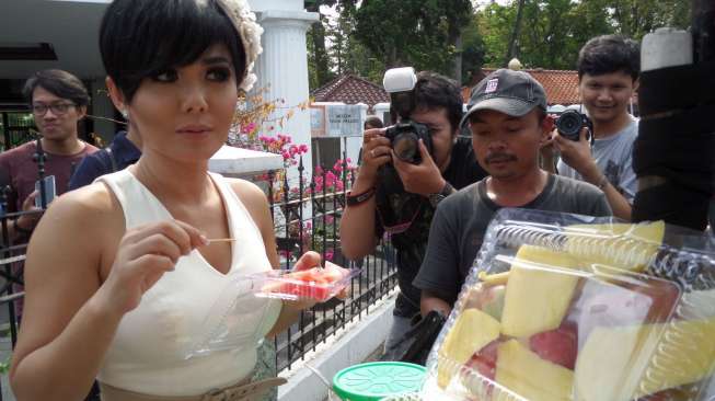 Firasat Yuni Shara Kala Lokasi Syuting MV Diguyur Hujan