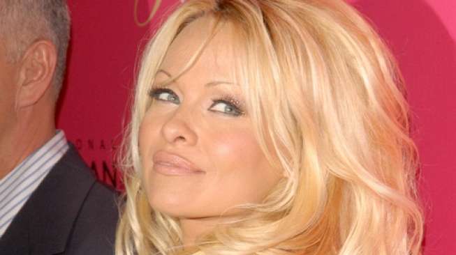 Sembuh dari Hepatitis, Pamela Anderson "Hot" di Atas Kapal