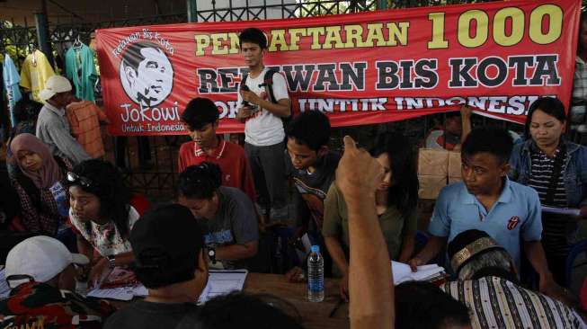 Pendaftaran 1000 Relawan dari kalangan supir bis, angkot, bajaj dan kernet bis untuk Joko Widodo sebagai Presiden RI 2014-2019 di Terminal Kampung Melayu Jakarta, Kamis (29/5). [suara.com/Adrian Mahakam]