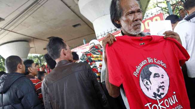 Pendaftaran 1000 Relawan dari kalangan supir bis, angkot, bajaj dan kernet bis untuk Joko Widodo sebagai Presiden RI 2014-2019 di Terminal Kampung Melayu Jakarta, Kamis (29/5). 