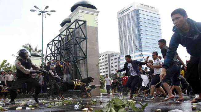 Simulasi Sispam Pemilu Presiden yang diselenggarakan oleh Polda Metro Jaya di Kompleks DPR/MPR Jakarta, Kamis (29/5). [suara.com/Adrian Mahakam]