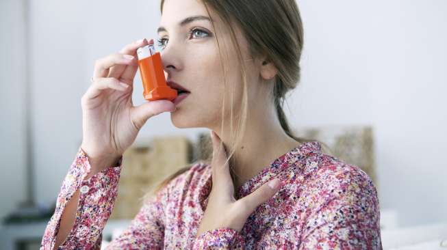 Ilustrasi wanita asma. (Sumber: Shutterstock)
