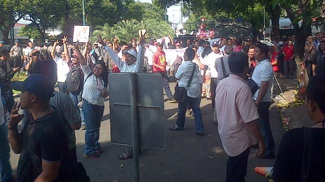 Pendukung Dua Pasangan Capres-Cawapres Saling Teriak Yel-yel