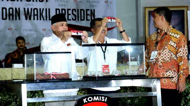 Capres-cawapres Prabowo-Hatta dan Jokowi-JK mengambil undian nomer urut di gedung KPU, Jakarta, Minggu (1/6). [suara.com/Bowo Raharjo]