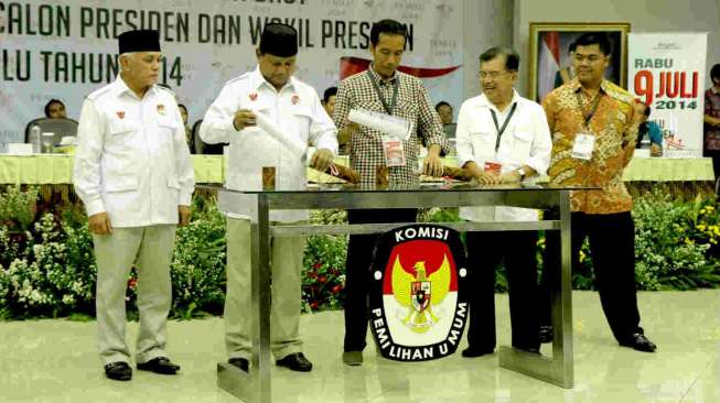 Capres-cawapres Prabowo-Hatta dan Jokowi-JK mengambil undian nomer urut di gedung KPU, Jakarta, Minggu (1/6). [suara.com/Bowo Raharjo]