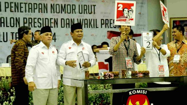 Capres-cawapres Prabowo-Hatta dan Jokowi-JK mengambil undian nomer urut di gedung KPU, Jakarta, Minggu (1/6). [suara.com/Bowo Raharjo]