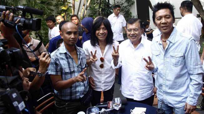 Calon Wakil Presiden Jusuf Kalla menjamu grup band Slank di kediaman Jusuf Kalla di Jalan Brawijaya Raya No.6, Jakarta, Senin (2/6). [suara.com/Adrian Mahakam]