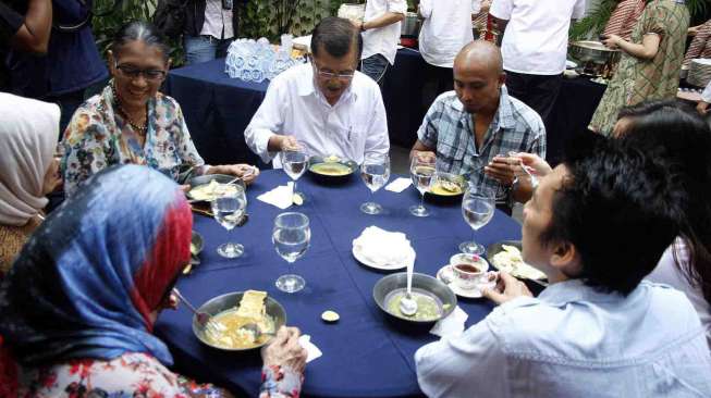 Calon Wakil Presiden Jusuf Kalla menjamu grup band Slank di kediaman Jusuf Kalla di Jalan Brawijaya Raya No.6, Jakarta, Senin (2/6). [suara.com/Adrian Mahakam]