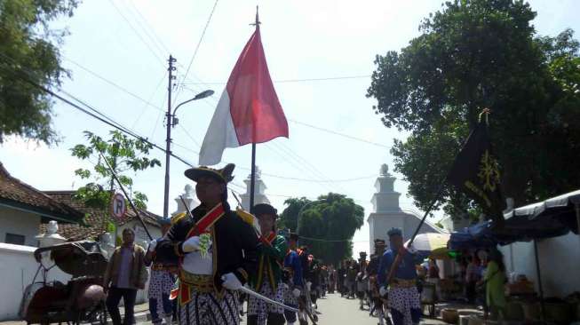 Jokowi diarak menggunakan delman dan pasukan Ngeksi Gondo menuju  Keraton Kilen, Yogkyakarta, Senin (2/6). [Suara.com/Bagus Santosa]