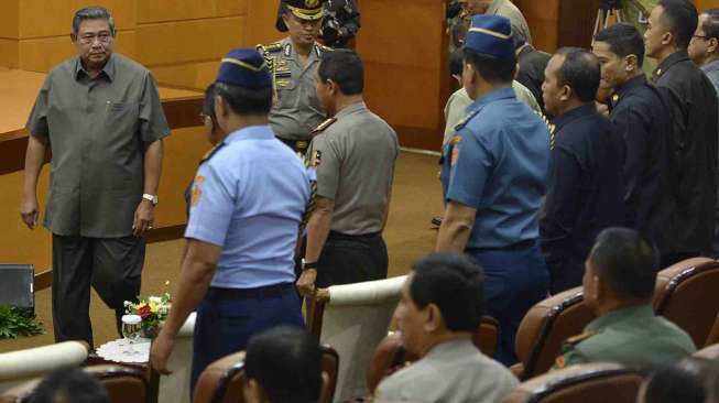 Presiden Susilo Bambang Yudhoyono memberikan arahan kepada perwira tinggi TNI dan Polri dalam acara Commanders Calls di Gedung Kementerian Pertahanan, Jakarta, Senin (2/6). [Antara/Widodo S. Jusuf]