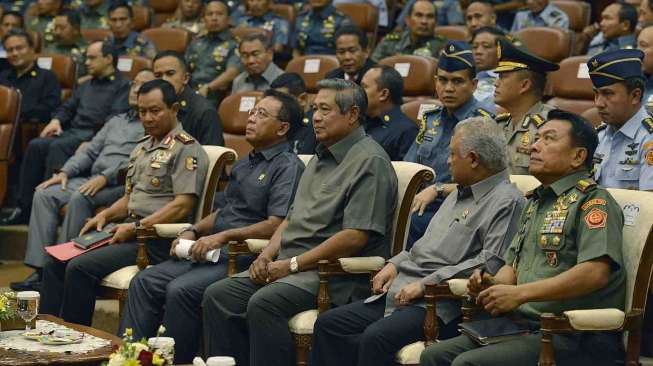 Presiden Susilo Bambang Yudhoyono memberikan arahan kepada perwira tinggi TNI dan Polri dalam acara Commanders Calls di Gedung Kementerian Pertahanan, Jakarta, Senin (2/6). [Antara/Widodo S. Jusuf]