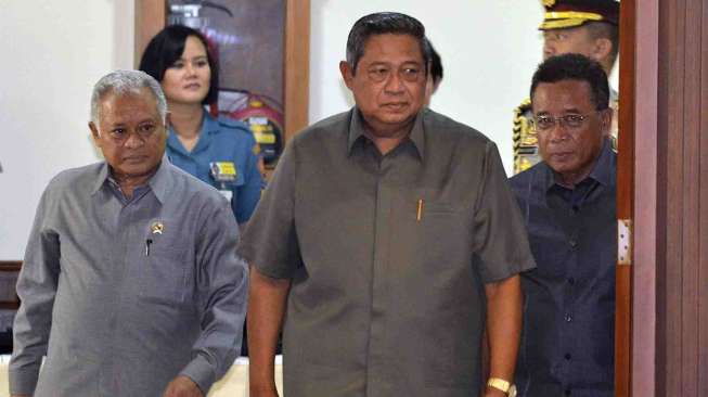 Presiden Susilo Bambang Yudhoyono memberikan arahan kepada perwira tinggi TNI dan Polri dalam acara Commanders Calls di Gedung Kementerian Pertahanan, Jakarta, Senin (2/6). [Antara/Widodo S. Jusuf]