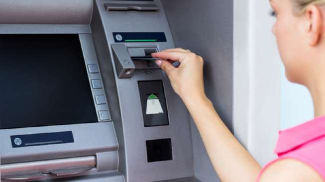 Seorang Petugas Keamanan Terjebak Dalam Mesin ATM