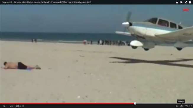 Video: Nyaris Tewas Tertabrak Pesawat Mendarat Darurat