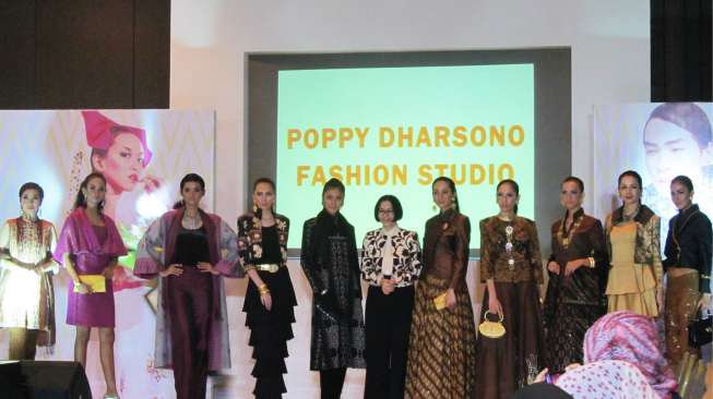 Gaya Chic Modern dari Poppy Dharsono 