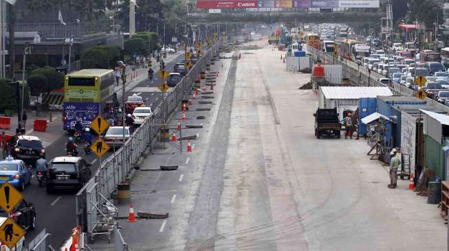 Pemberlakuan Contra Flow di Jalan M. H. Thamrin mulai Bundaran HI mengarah ke Monas sejauh 1 KM, Rabu (4/6). [suara.com/Adrian Mahakam]