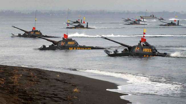 Latihan Gabungan (Latgab) TNI di Pantai Banongan, Situbondo, Rabu (4/6). [Antara/Adhitya Hendra]