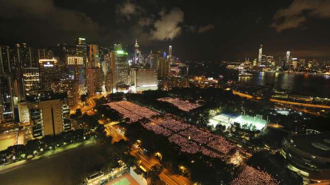 Ratusan ribu orang menghadiri peringatan Tragedi Tiananmen di Taman Victoria, Hong Kong. [Reuters/Paul Yeung]