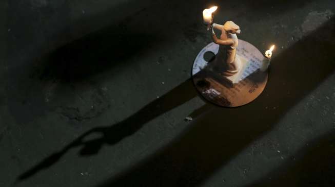 Ratusan ribu orang menghadiri peringatan Tragedi Tiananmen di Victoria Park, Hong Kong (4/6). [Reuters/Paul Yeung] 