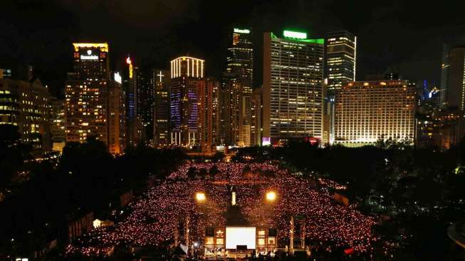 Ratusan ribu orang menghadiri peringatan Tragedi Tiananmen di Victoria Park, Hong Kong (4/6). [Reuters/Bobby Yip] 