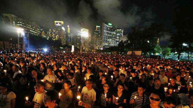 Ratusan ribu orang menghadiri peringatan Tragedi Tiananmen di Victoria Park, Hong Kong (4/6). [Reuters/Bobby Yip] 