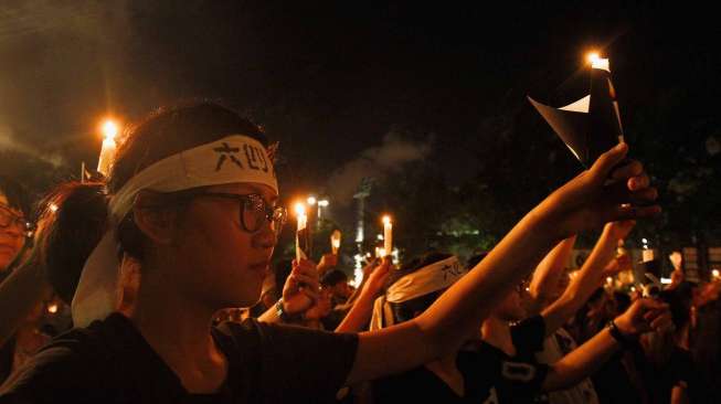 Ratusan ribu orang menghadiri peringatan Tragedi Tiananmen di Victoria Park, Hong Kong (4/6). [Reuters/Liau Chung-ren] 