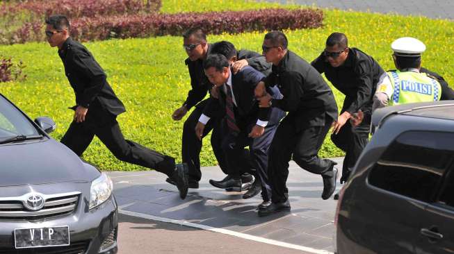 Simulasi pengamanan calon presiden di kompleks Akademi Kepolisian (Akpol), di Semarang, Jateng, Kamis (5/6). [Antara/R. Rekotomo]