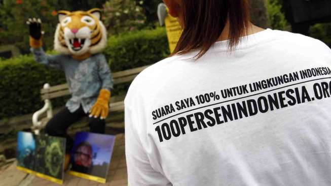 Greenpeace melakukan aksi damai di depan gedung KPK Jakarta, Kamis (5/6). [suara.com/Adrian Mahakam]