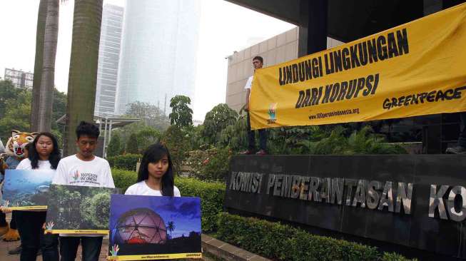 Greenpeace melakukan aksi damai di depan gedung KPK Jakarta, Kamis (5/6). [suara.com/Adrian Mahakam]