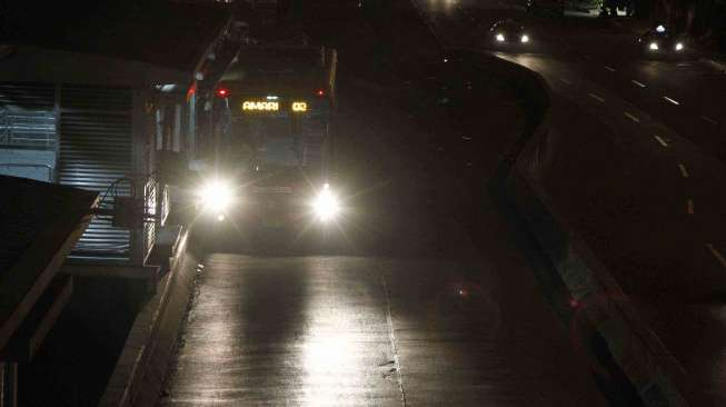 Suasana Halte Busway Harmoni di malam hari, di Jakarta, Jumat (6/6). [suara.com/Adrian Mahakam]