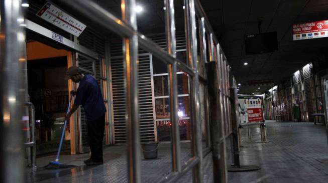 Suasana Halte Busway Harmoni di malam hari, di Jakarta, Jumat (6/6). [suara.com/Adrian Mahakam]