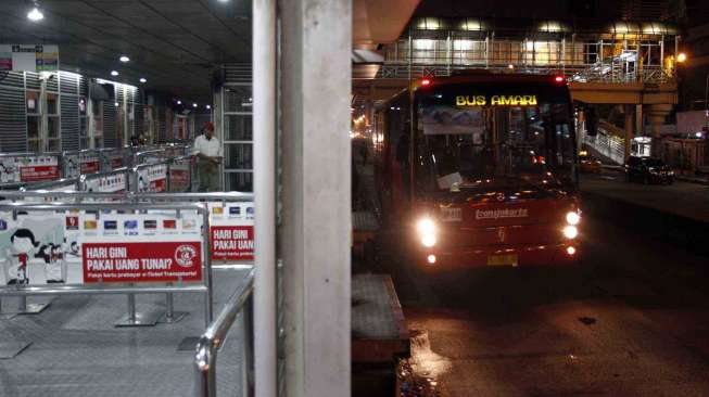 Suasana Halte Busway Harmoni di malam hari, di Jakarta, Jumat (6/6). [suara.com/Adrian Mahakam]